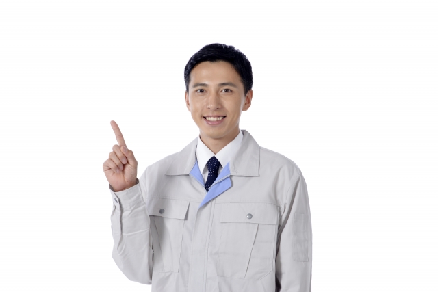 指をさしている男性