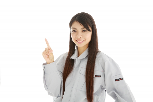 指差ししている作業服の女性